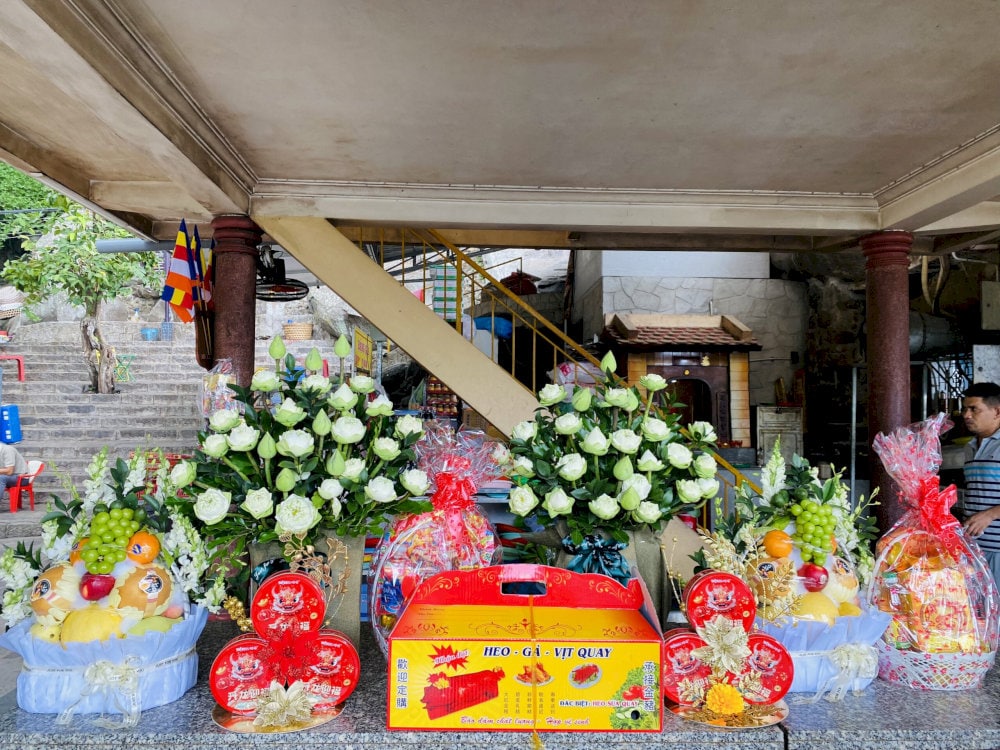 Hoa quả dâng lên điện Bà